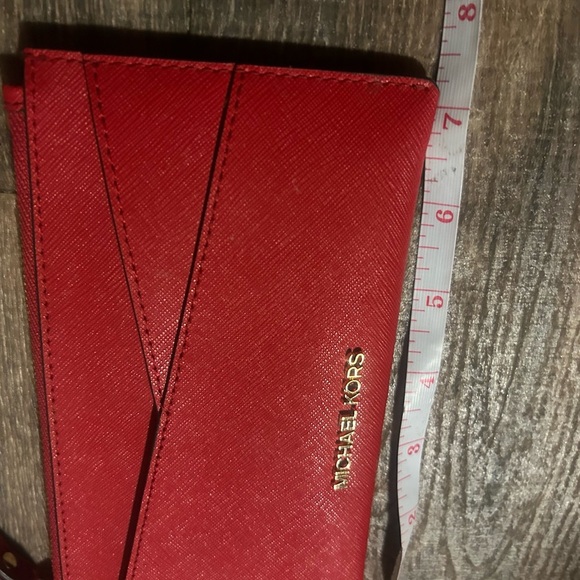 Michael Kors NWOT Jet Set leather wristlet- very bright red! Classic and light - Picture 6 of 9